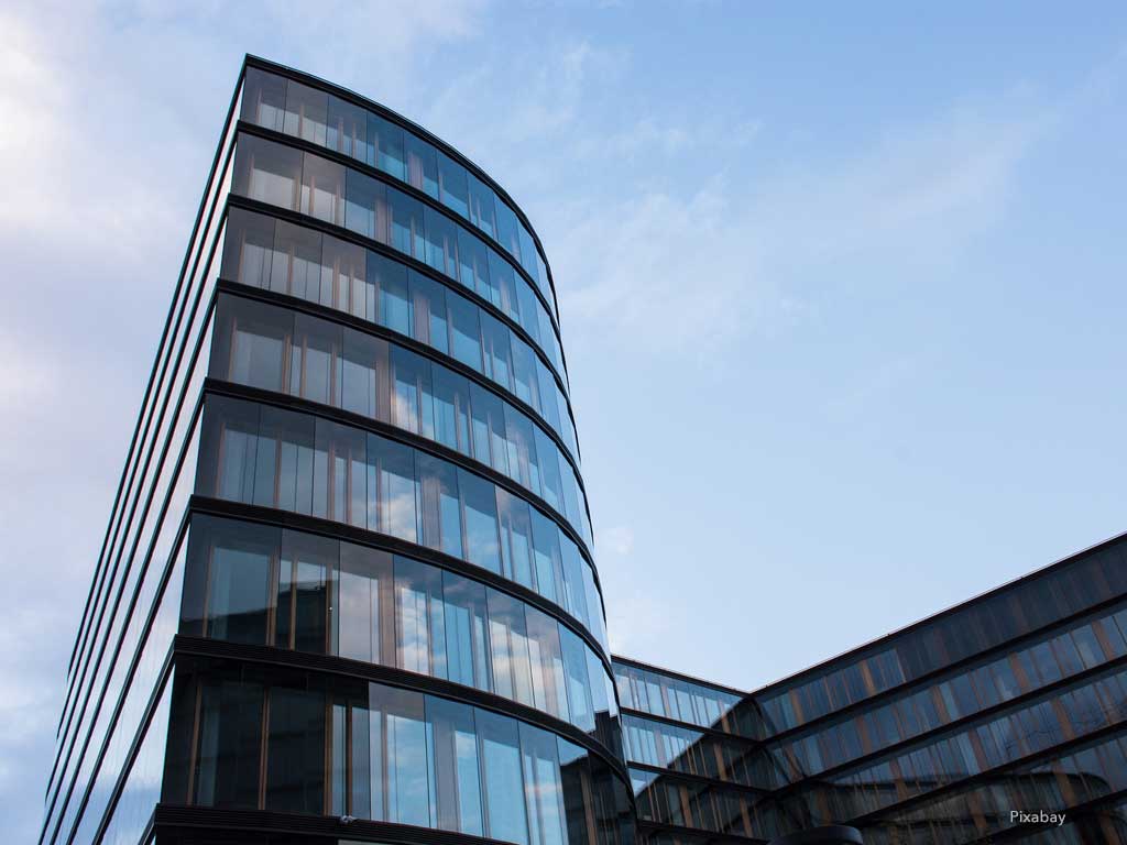 Moderne Bürohäuser vor blauem Himmel